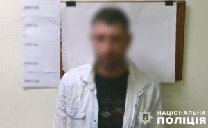 У Києві чоловік з тичковим ножем напав на перехожого, який вигулював собаку: що каже поліція (фото)