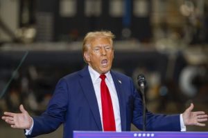 Поліція затримала озброєного чоловіка біля мітингу Трампа