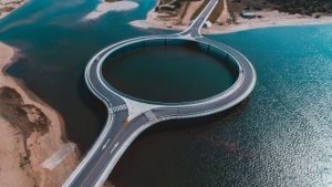 Найдивніший міст у світі: примха архітекторів насправді має практичну мету (відео)