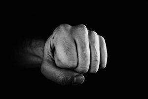 Накинувся з лайкою: у Львові чоловік побив хлопця у відділенні “Укрпошти” (відео)