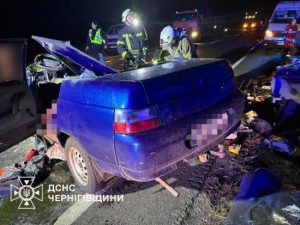 Зім’яв КамАЗ: на Чернігівщині в ДТП загинула сім’я з двома малими дітьми (фото)
