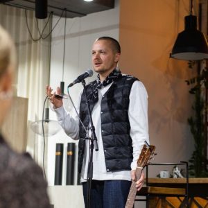 Відомий співак розсекретив, скільки грошей віддає родині за кордон щомісяця: “Зараз набагато важче”
