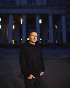Концерт ОЕ зупинили через тривогу: Вакарчук зустрівся з фанатами, які чекали біля метро у Києві (відео)