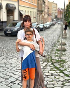 Оля Цибульська з 9-річним сином виїхала з України за кордон: “Це не втеча”