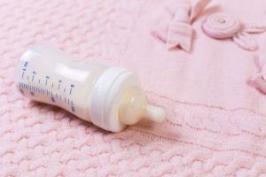 Дітям, народженим шляхом кесаревого розтину, дають коктейлі з фекалій у новому дивному дослідженні