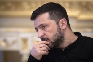 Тисяча гривень кожному від Зеленського: як це вплине на економіку та де візьмуть гроші
