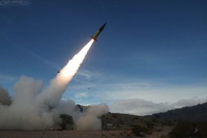 Байден дозволив застосування далекобійної зброї для ударів по РФ — NYT