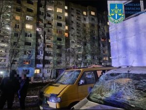 Удар РФ по багатоповерхівці у Сумах: кількість загиблих знову зросла (фото)