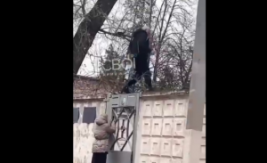 Йшов “визволяти” сина: у Кривому Розі чоловік з ножем штурмував ТЦК, сталася стрілянина (відео)