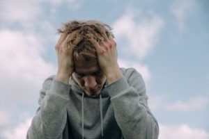 Чому вранці болить голова: лікарка про основні причини