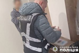 Продавав муляжі замість “Айфонів”: поліція затримала 18-річного шахрая