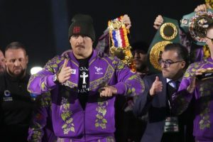 З іграшкою-талісманом: Усик прибув на бій-реванш проти Ф’юрі (фото)