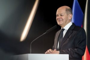 Шольц застеріг від ризиків ескалації війни і нарвався на критику