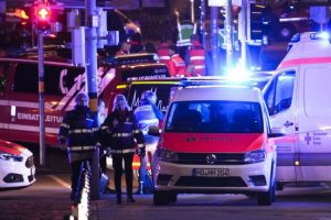 Теракт на різдвяному ярмарку: десятки людей постраждали від наїзду автомобіля (відео)