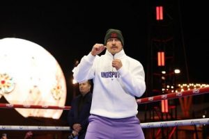 Усик провів відкрите тренування перед реваншем з Ф’юрі – поява на човні, шоу від Пивоварова (відео)