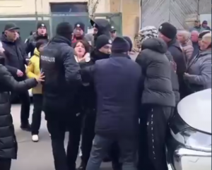 У Львові сталась сутичка з поліцією під час затримання ухилянта (відео)