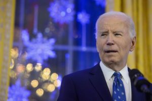Маск єхидно розкритикував Байдена за відпустки