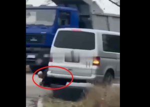 У Дніпрі чоловік вистрибнув з “бусика” під час руху і бігав закривавлений дорогою: що кажуть у ТЦК