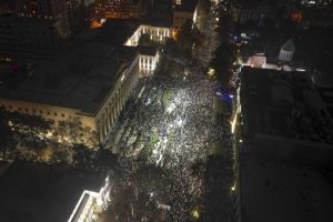 На протесті у Грузії спалили опудало лідера проросійської партії: відео