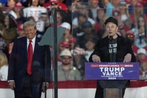 Ілон Маск “влаштувався біля порога” Трампа – NYT