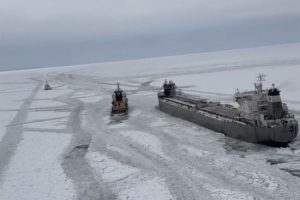 Корабель із 17 пасажирами на кілька днів застряг у канадському озері: фото