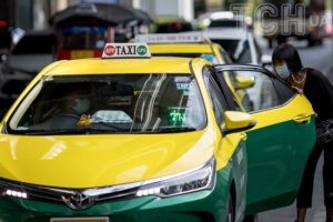 Безпілотне таксі “захопило” пасажира: чоловік пропустив рейс через збій у авто