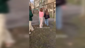 Побиття школярки в Києві: підлітки надавали ляпасів дівчинці (відео)