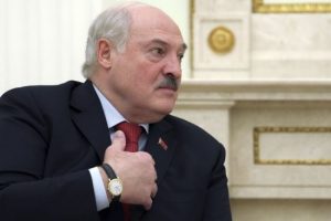 “Володю, це не я”: Лукашенко на початку війни вибачався й пропонував вдарити по заводу в Білорусі – Зеленський