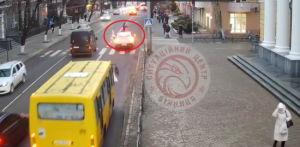 У Вінниці 22-річний водій елітного Mercedes зухвало збив двох дівчат на “зебрі” (відео 18+)