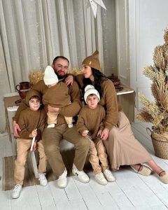 Джамала зачарувала фото з трьома підрослими синами й чоловіком у стильних образах