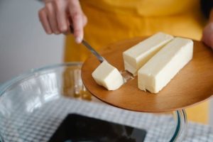 Найкращі способи розм’якшити вершкове масло на тост, випічку чи в іншу страву