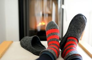 Як зігрітися, коли холодно в оселі: руханки, теплий одяг, грілки