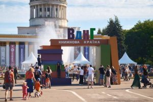 Весна, квіти, читання: на ВДНГ у Києві втретє відбудеться “Книжкова країна”
