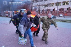 Росіяни завдали удару авіабомбами по Запоріжжю: Зеленський повідомив про десятки вбитих та поранених (відео)