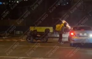 У Києві водій авто вистрелив кур’єру в голову: відео інциденту
