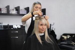 Дві найкращі стрижки на зиму для жінок за 50: тримають об’єм навіть під шапкою