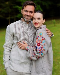 Дружина Мірошниченка у їхню сьому річницю шлюбу насмішила конфузом: “Традиційно забуваємо”