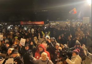 “Ми не російська шмата”: у Братиславі тисячі людей вийшли на мітинг проти Фіцо (фото)