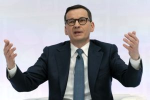 Дійшов на інтерв’ю пішки: експрем’єр Польщі про “проблеми” на мітингу Трампа