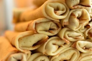 Млинці з начинкою з кисломолочного сиру, які ніколи не рвуться: рецепт зі старої українською книги