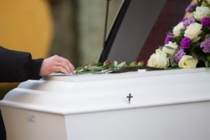 Китайці масово вдають із себе родичів померлих, щоб відвідати похорон: відома причина