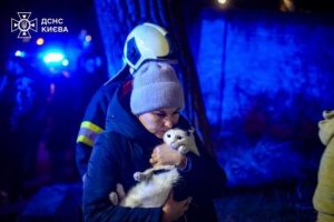 Пожежа у Києві: з осередку вогню врятували двох дорослих та трьох дітей (фото)