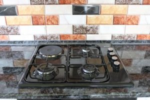 Кухня буде в ідеальному стані: як прибрати липкий масний наліт без агресивної хімії