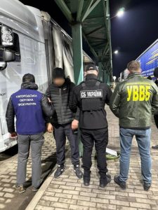 Водій вантажівки за $14 000 намагався вивезти ухилянта за кордон: чим це закінчилось