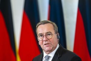 “Це незграбно”: міністр оборони Німеччини назвав помилки США щодо України