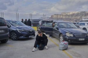 Тисячі людей тікають з грецького Санторіні – острів трясе через серію землетрусів