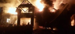 Удар по Києву: у передмісті столиці вщент вигорів будинок (фото)