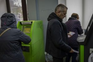 Гарячі лінії Монобанку, ПриватБанку та інших: куди телефонувати за потреби