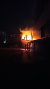 Російський дрон впав на житлові будинки у Сумах: на місці влучання виникла пожежа