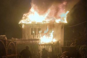 Околиці Одеси атакували ворожі безпілотники: загорілися три будинки (фото, відео)